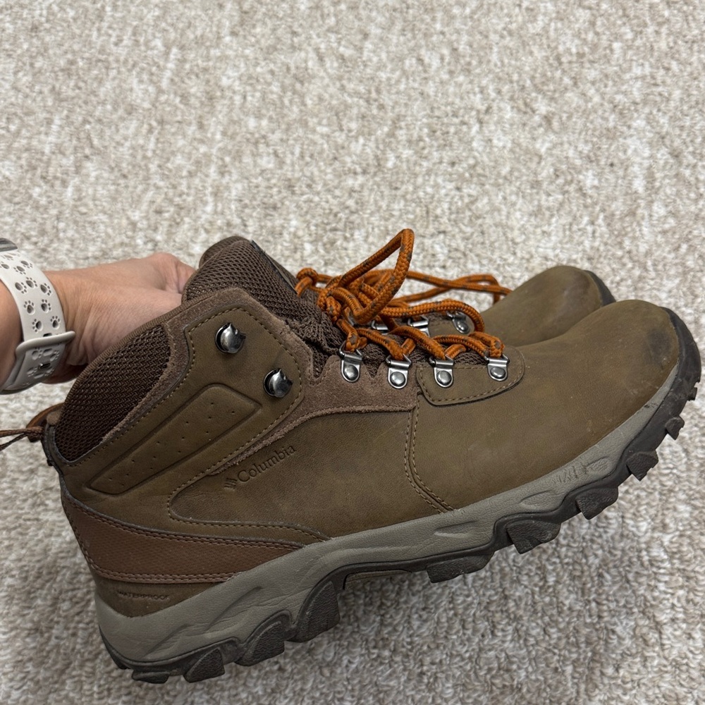 Columbia Men's Brown Hiking Boots with Orange Laces (SOLD)